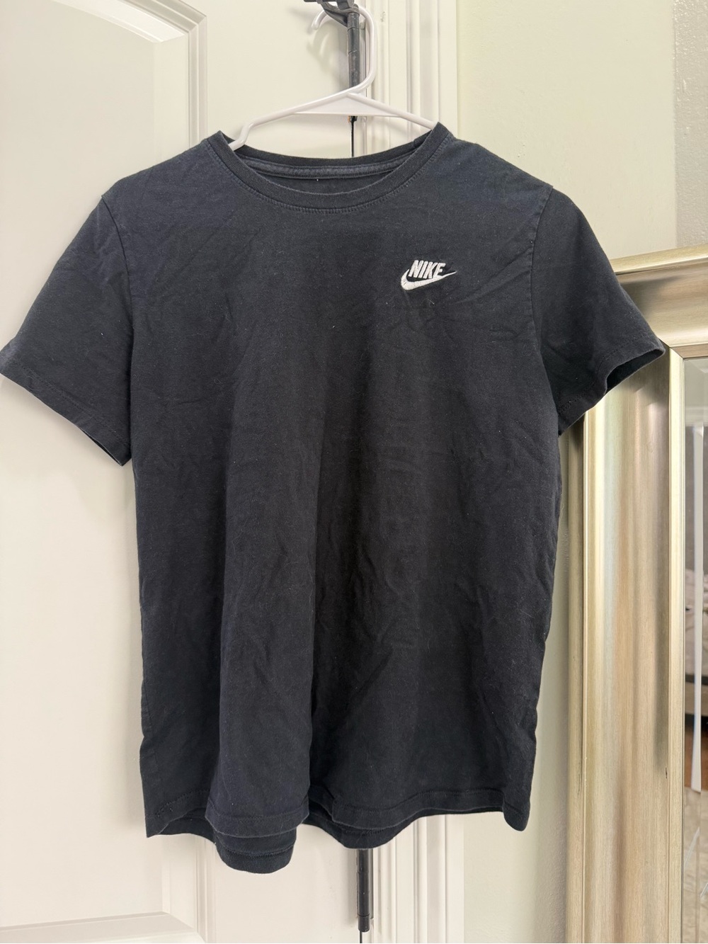 Nike Womenโs Black Short-Sleeve Crewneck T-Shirt